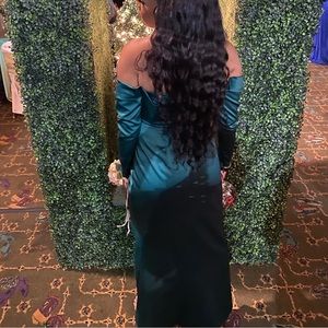 Hi I selling my prom dresses.